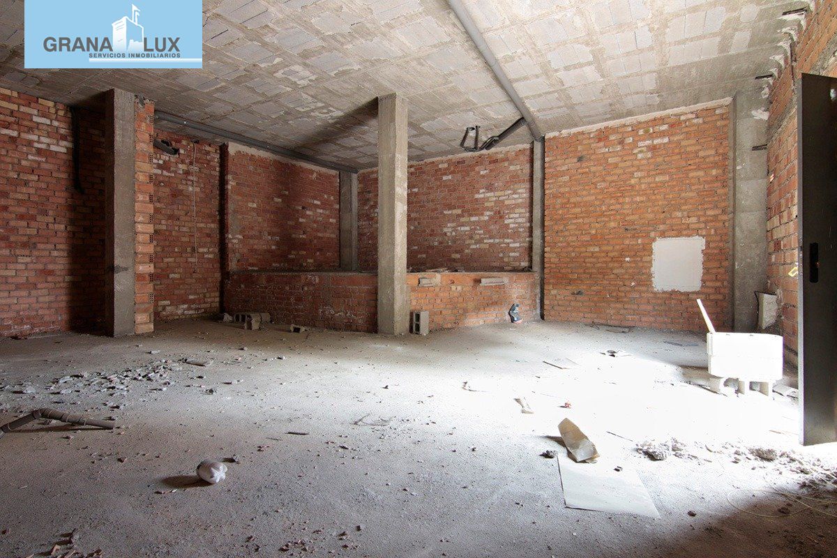 Local main street of Armilla, good façade. It is sold without fixing.también for rent