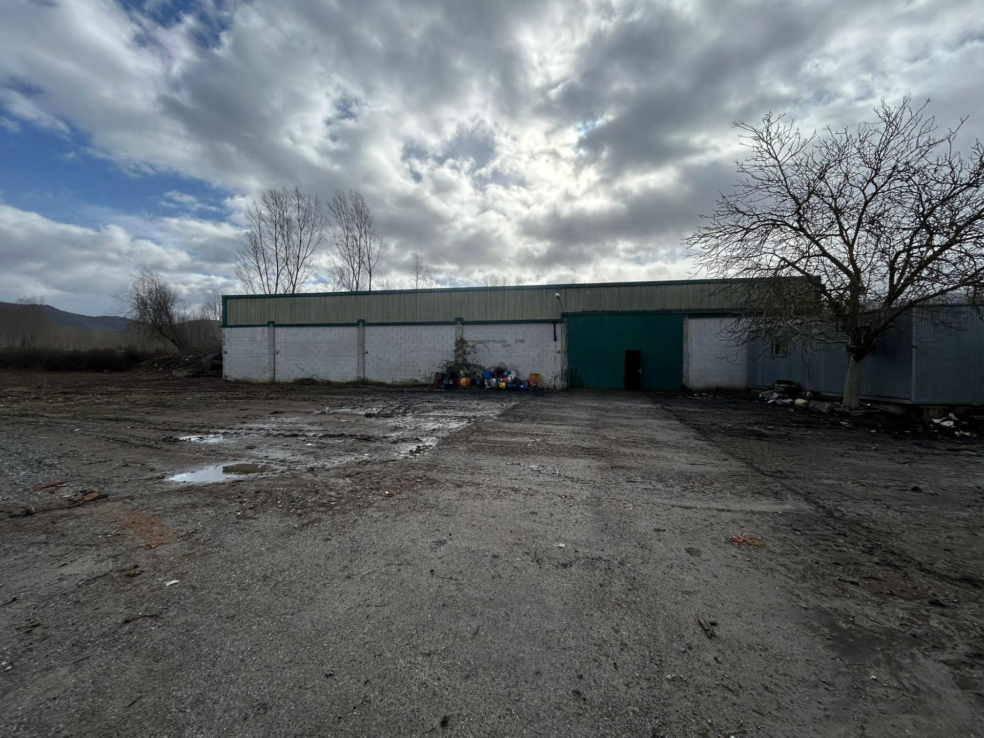 Industrial warehouse with buildable plot