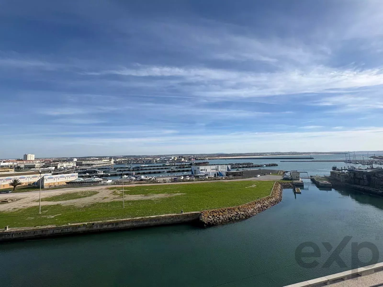 4-storey building (249 m2) terrace and sea view - commercial or residential use