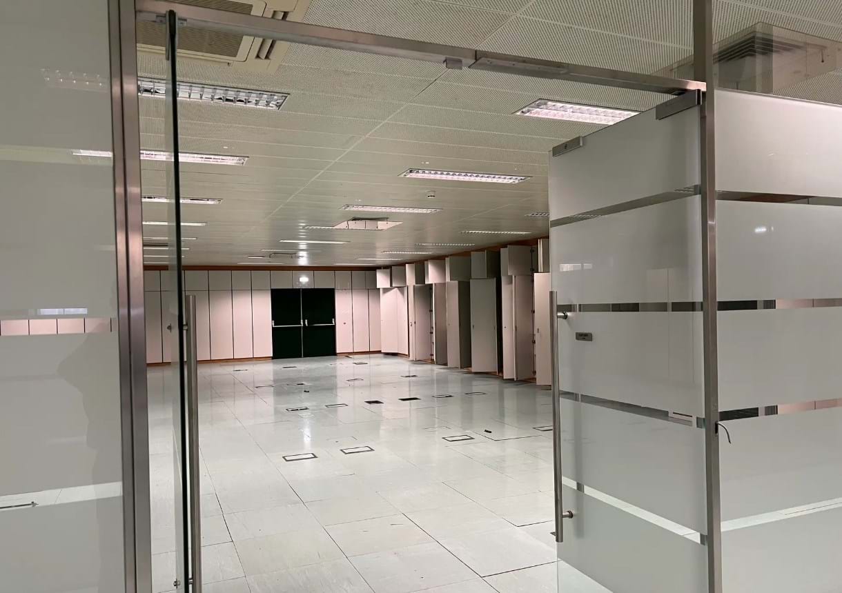 Warehouse with 14,000 m², 2 buildings, offices and Data Center, in Carnaxide