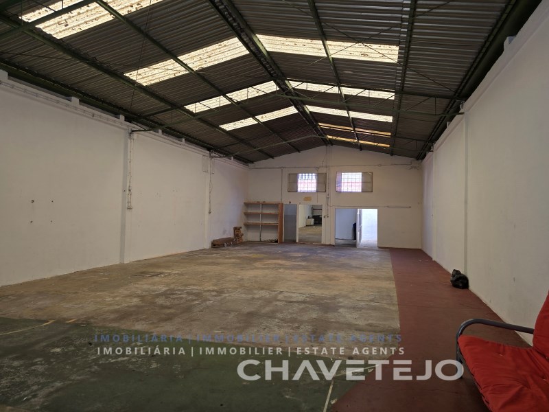 Warehouse with 234 m2 with excellent location.
