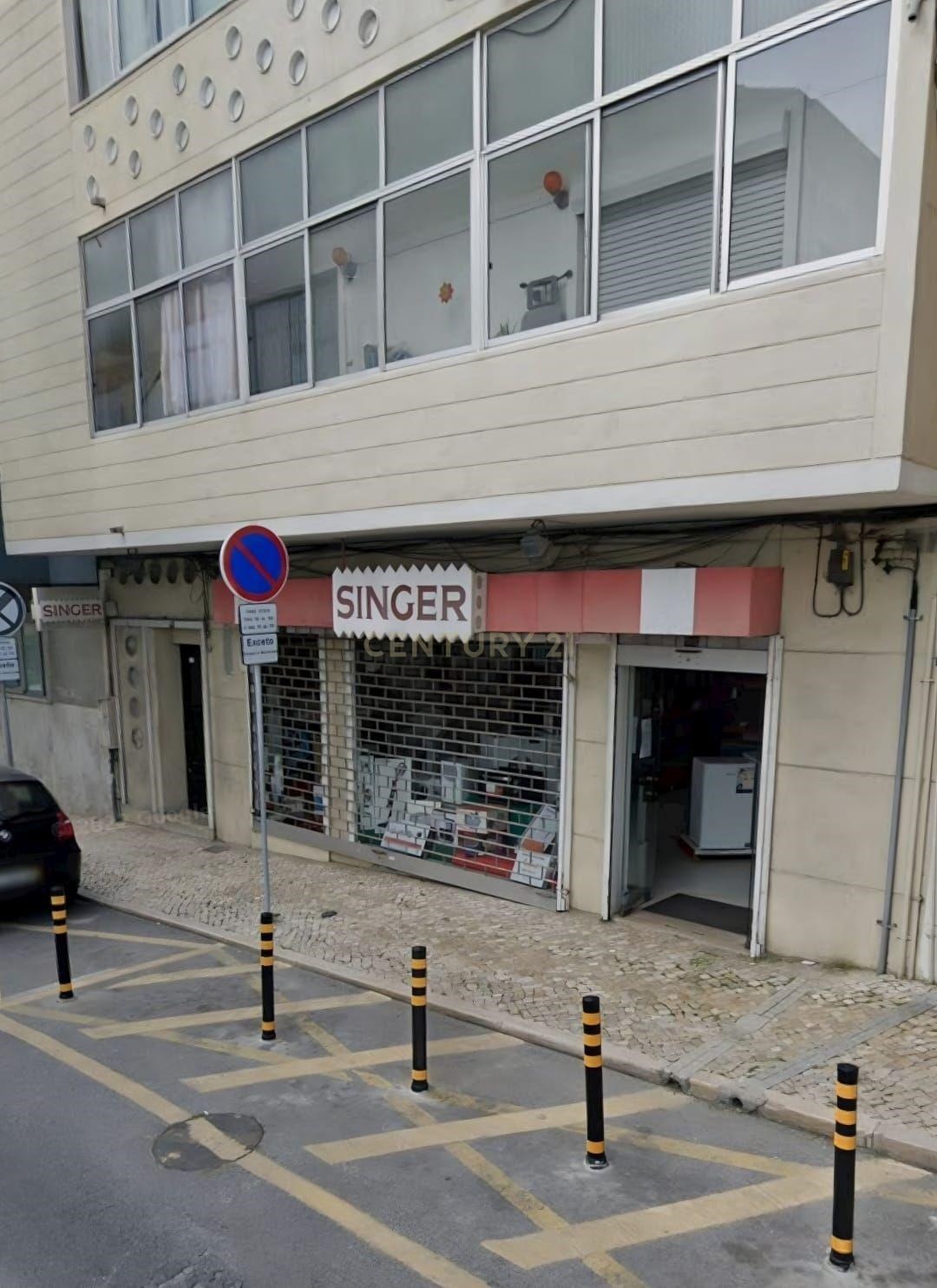 Commercial Space in Cova da Piedade / Almada