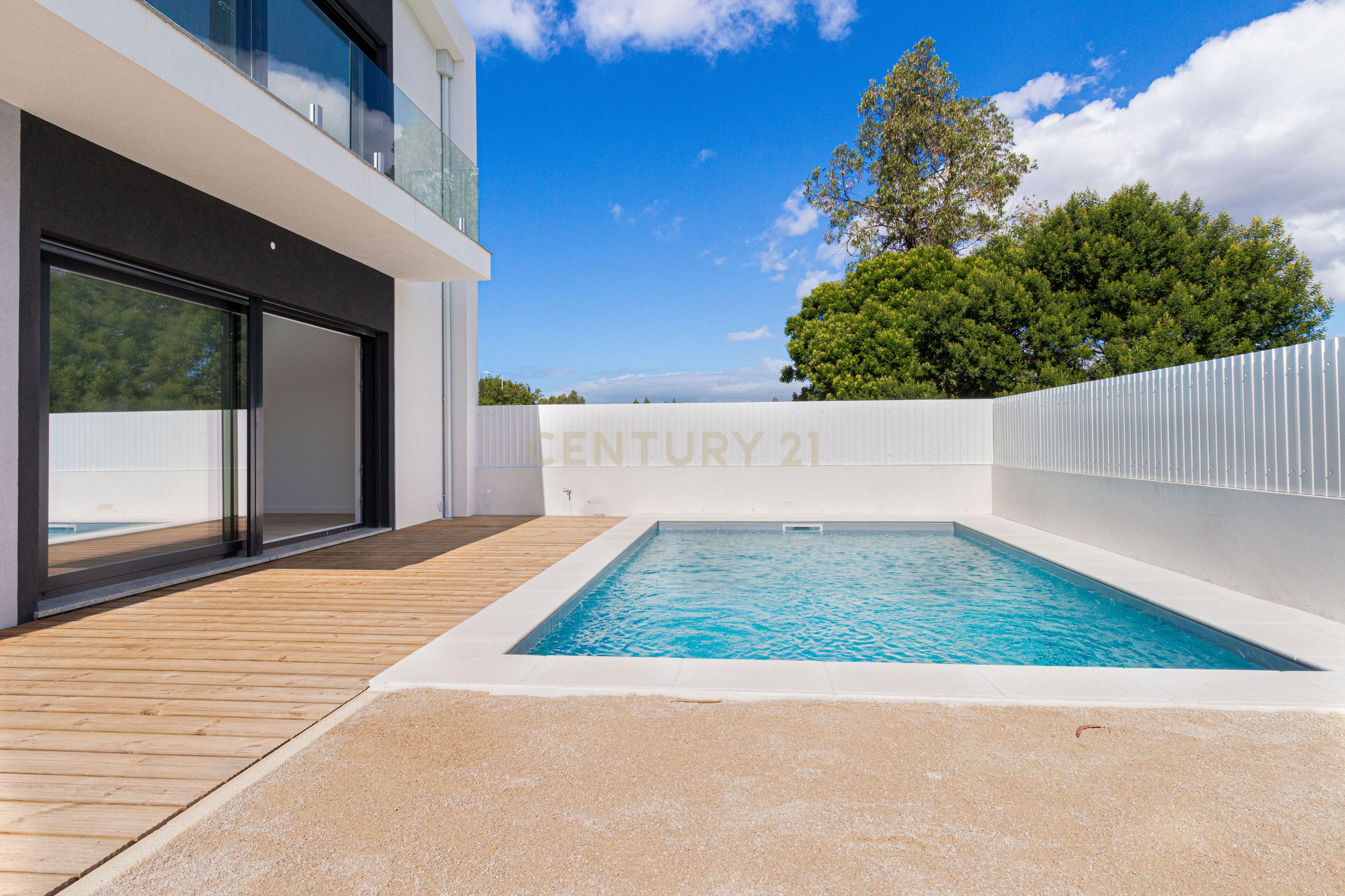 3-Bedroom Villa with Pool and Garage – Lagoa de Albufeira, Sesimbra