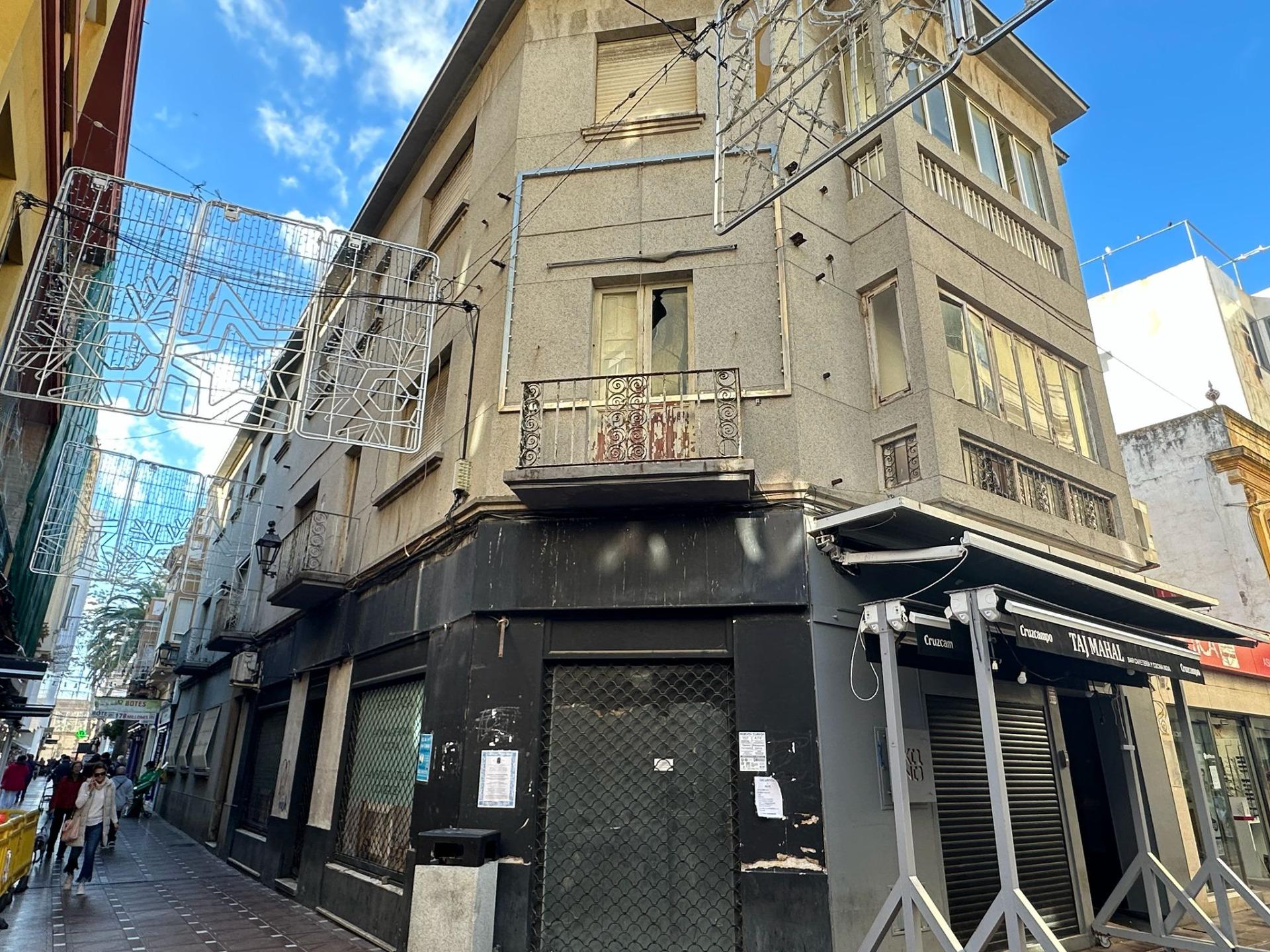 Building with 5 homes and commercial premises in the centre of La Línea