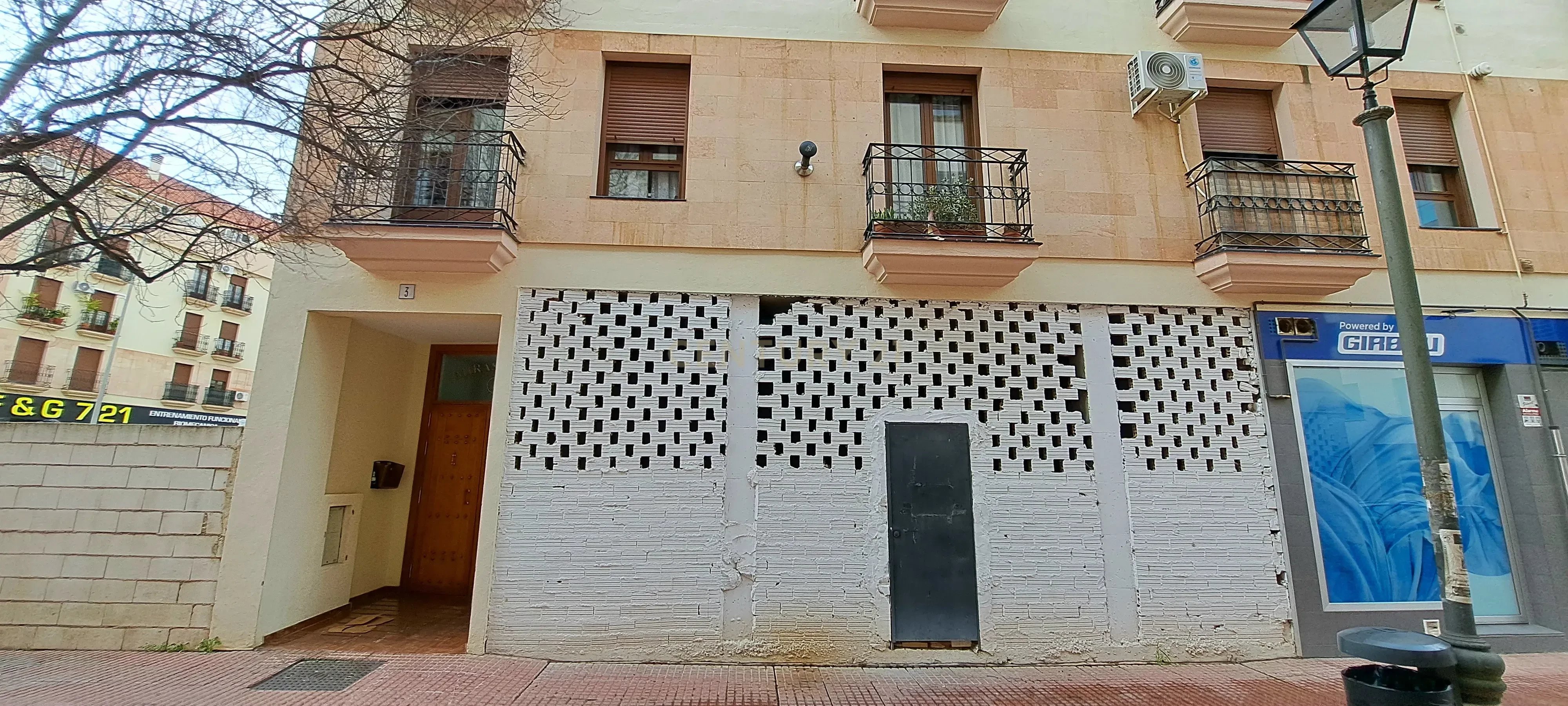 Commercial premises of 65 m² on a high-traffic pedestrian street, ideal for your business, in the Ronda Courts Area