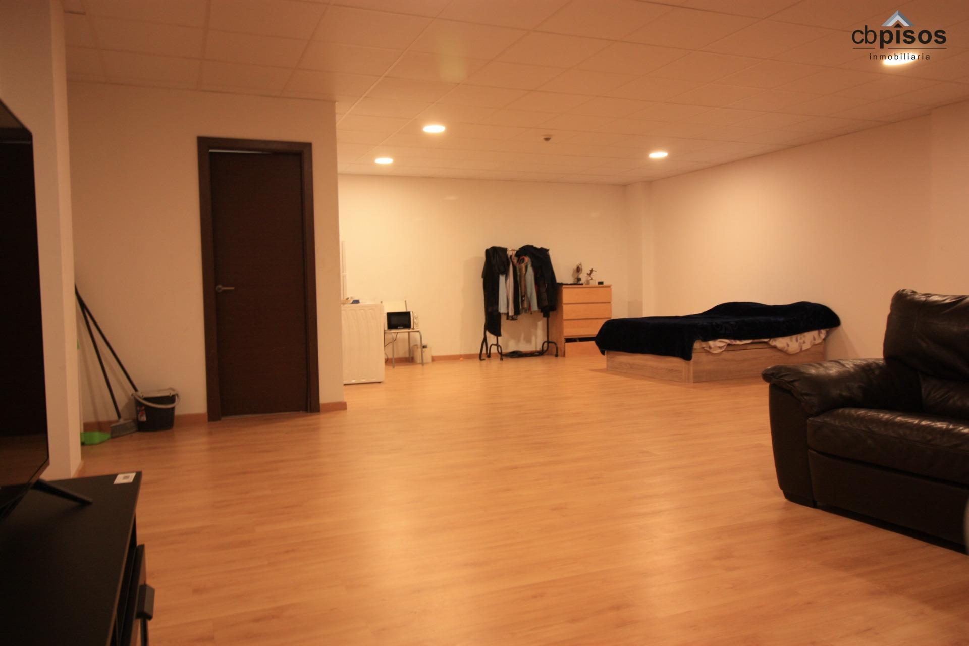 PREMISES PLUS TWO PARKING SPACES FOR SALE IN THE SON CASTELLÓ INDUSTRIAL ESTATE AREA