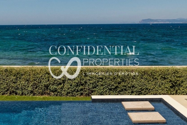 Waterfront, access to the beach and near the port of Le Brusc - BAY OF SANARY SUR MER