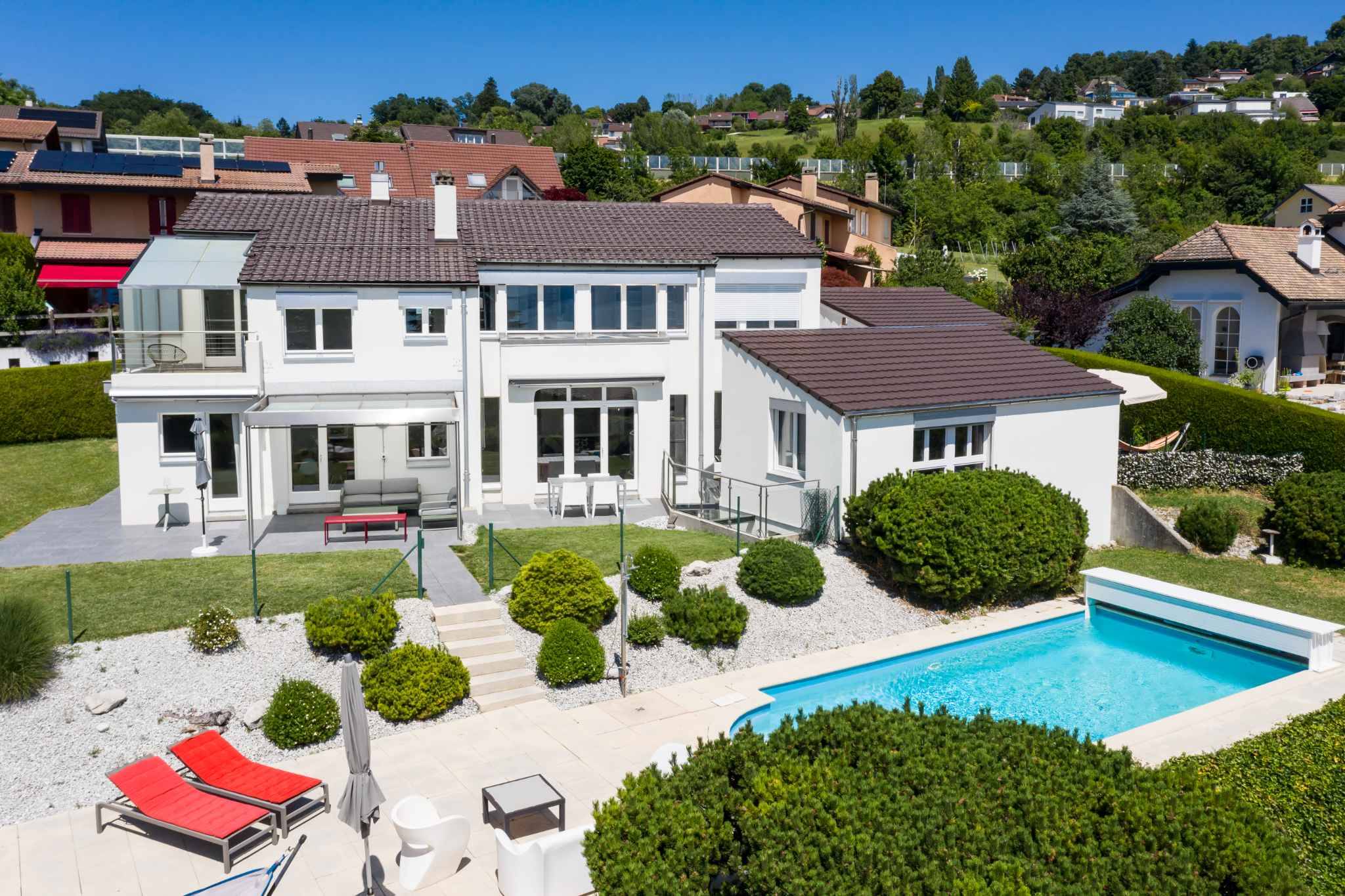 Detached villa of 325 m2 with a beautiful view of the lake and the mountains