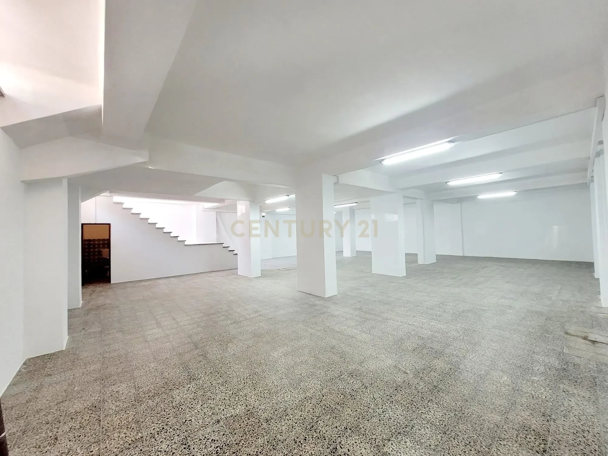 Unique Opportunity: Versatile Warehouse in the Heart of Almada for Your Business