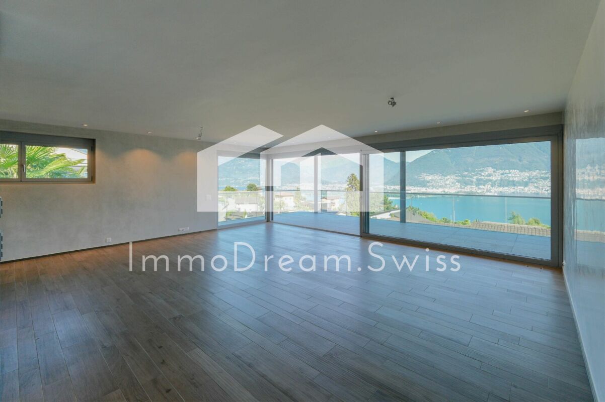 Modern 4 1/2 room condominium, in the attic, with a fantastic view of the lake and mountains