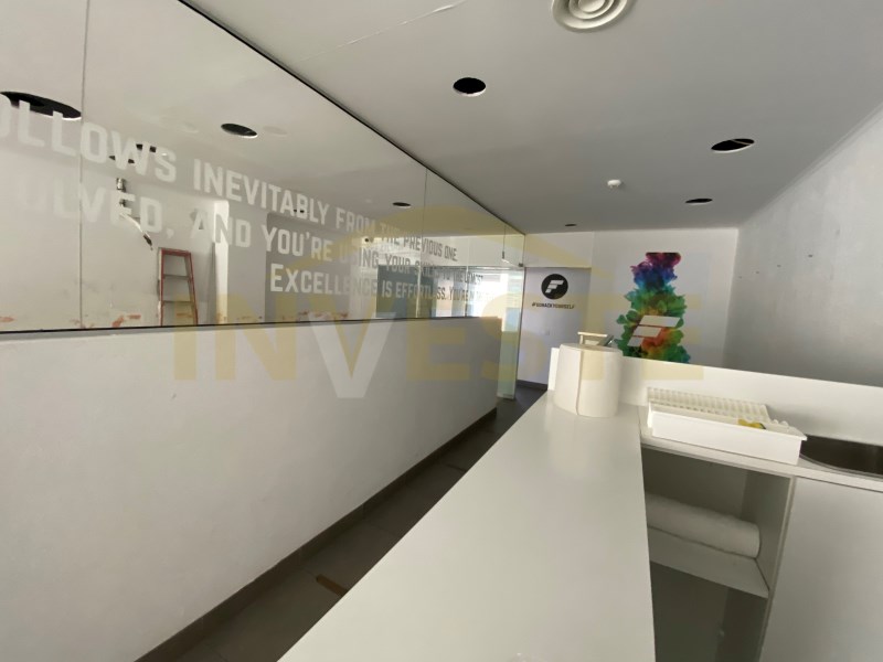 Shop/office with almost 200m2 duplex in the center of Cascais