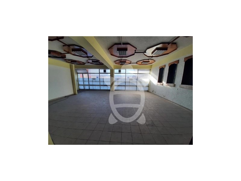 Three-storey central building in Figueira da Foz, to remodel!