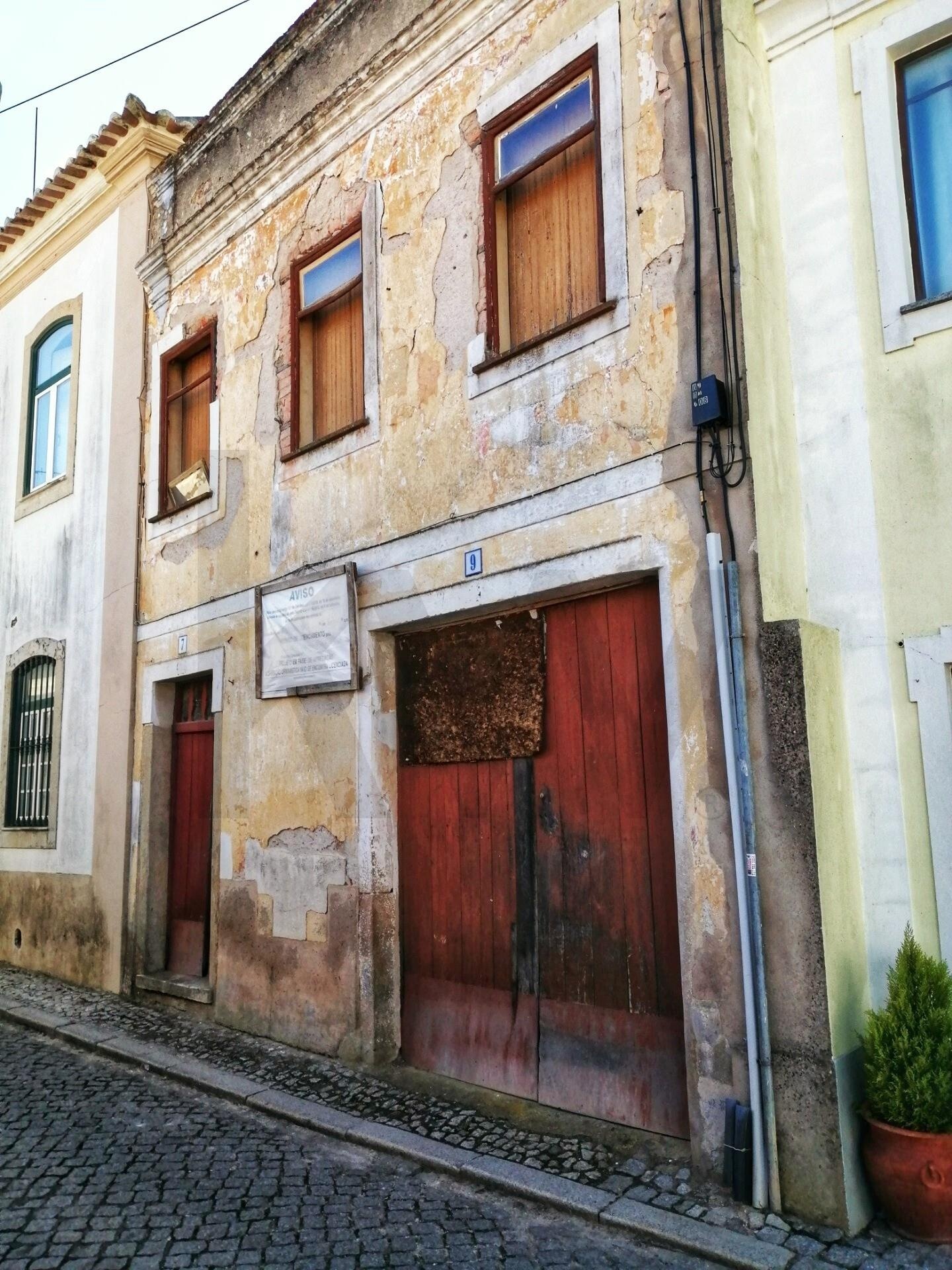 Renovation Project with Mountain Views – Great Investment Opportunity