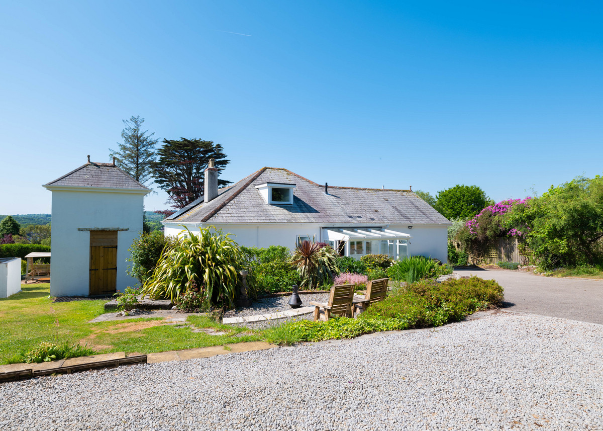 Detached Bungalow: for sale in Truro