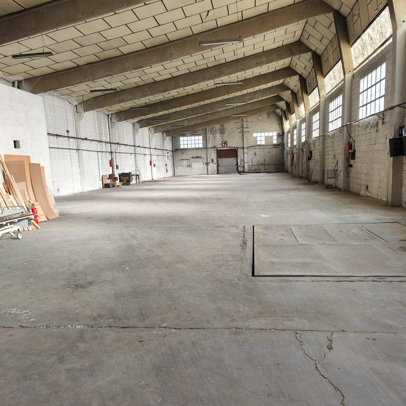 WAREHOUSE IN THE AREA OF COSLADA, 1800M2, HAS WATER AND ELECTRICITY