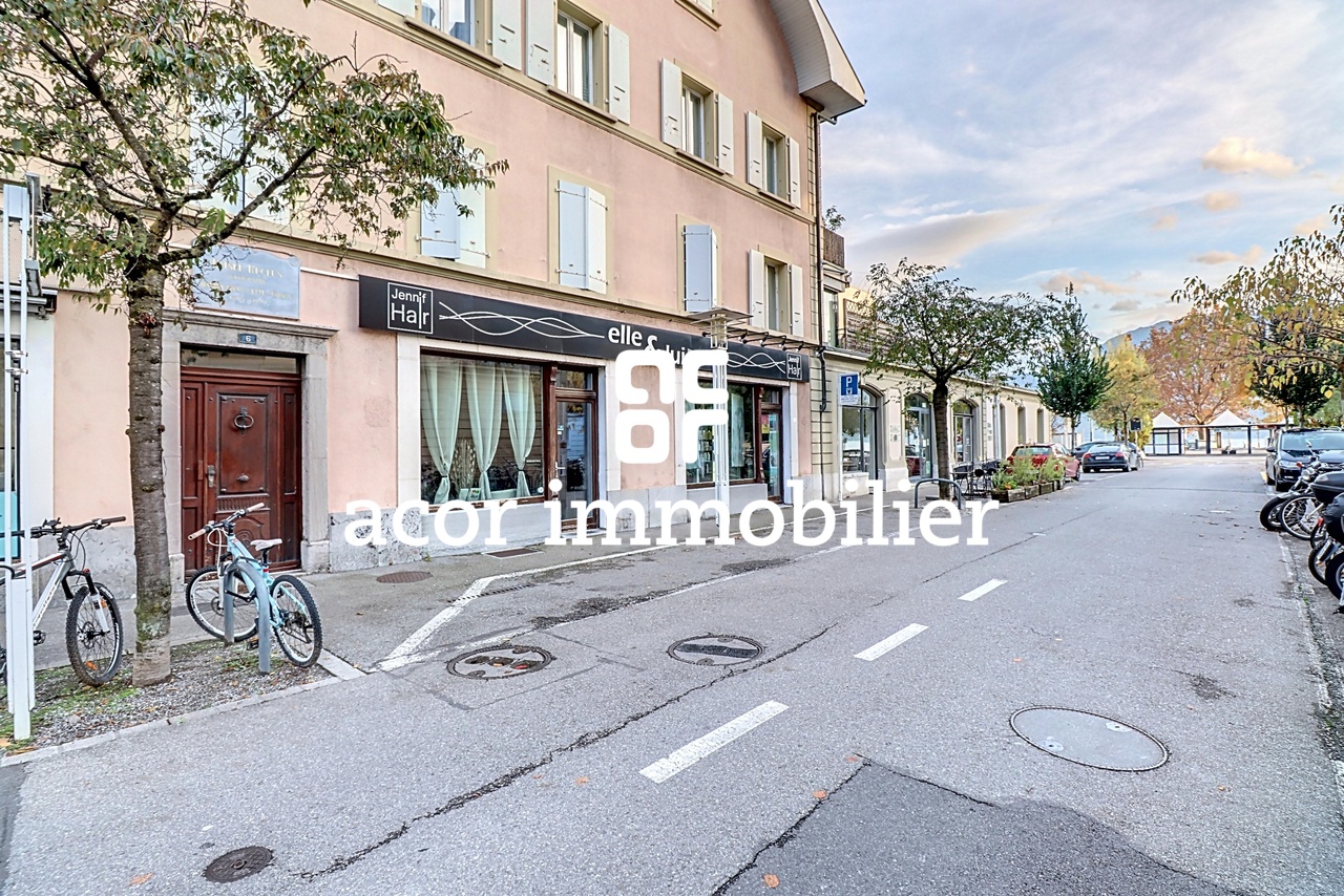 Commercial premises ideally located a stone's throw from transport and the lake