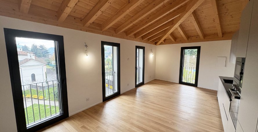 Attico Esclusivo con Vista Lago a Pura Comfort Moderno in Posizione Idilliaca