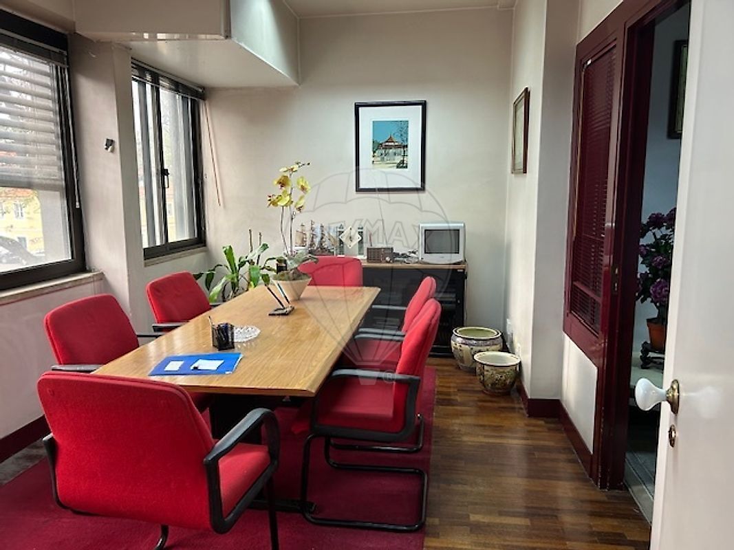 Commercial for sale in Almada, Portugal