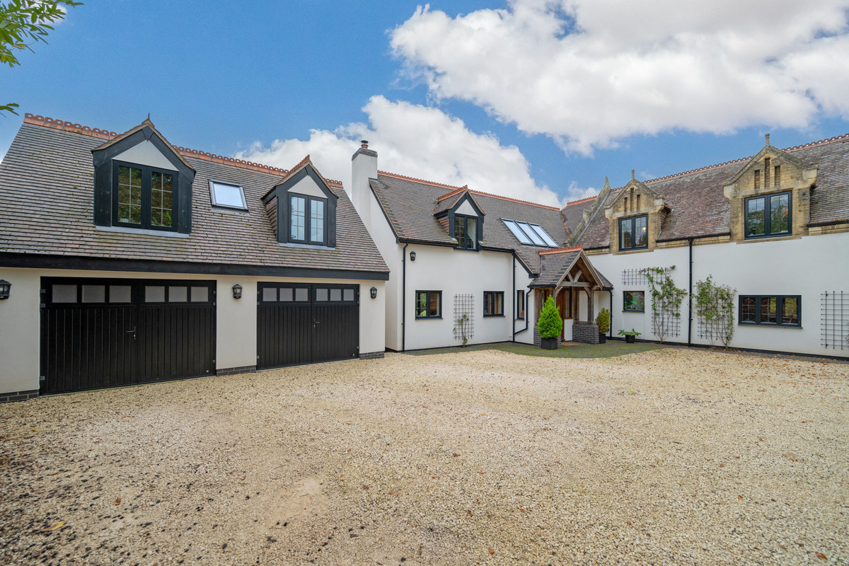 Detached House: for sale in Rugby