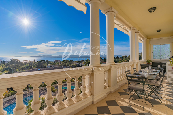 3 bedroom apartment with exceptional sea view, historic residence with swimming pool, close to beaches and shops in Saint-Raphaë…