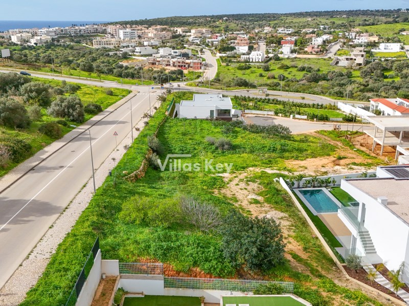 Plot of land to build a house with a swimming pool just minutes from Porto de Mós Beach in Lagos.