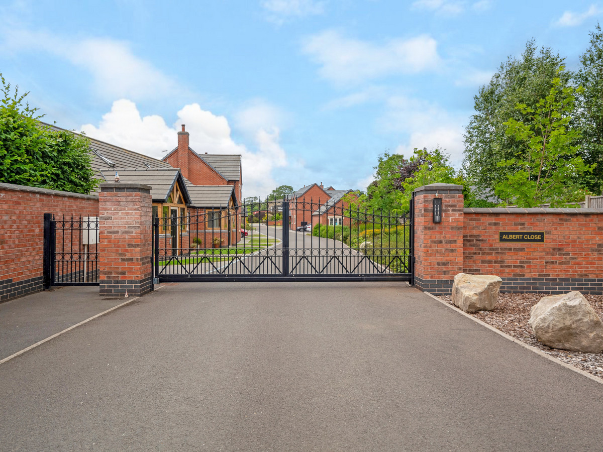 Detached House: for sale in Lutterworth