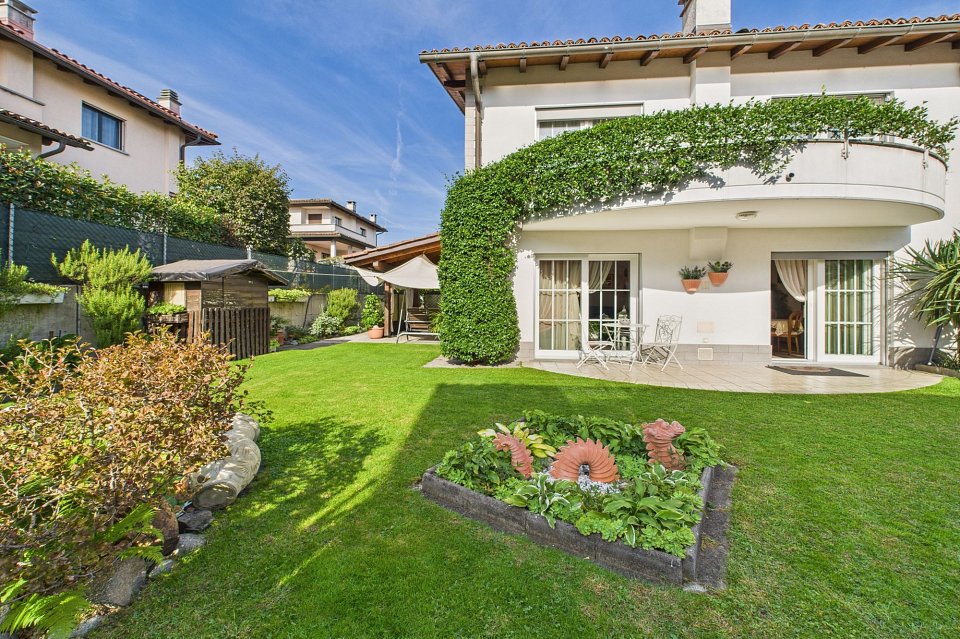 Elegante casa gemella con giardino incantevole a Bedano