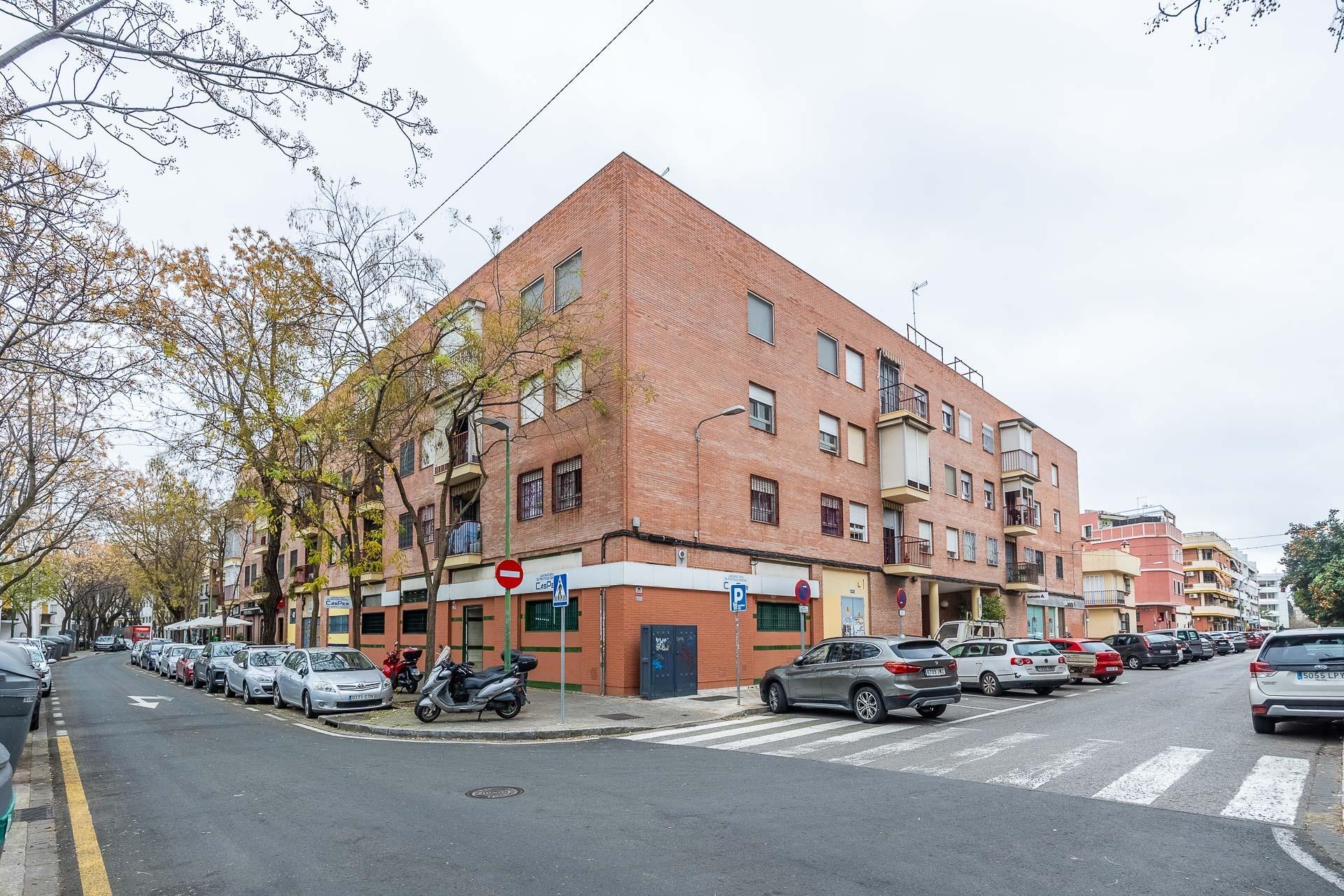 Spacious Exterior Apartment with Garage and Storage – Calle Sánchez Perrier, Seville