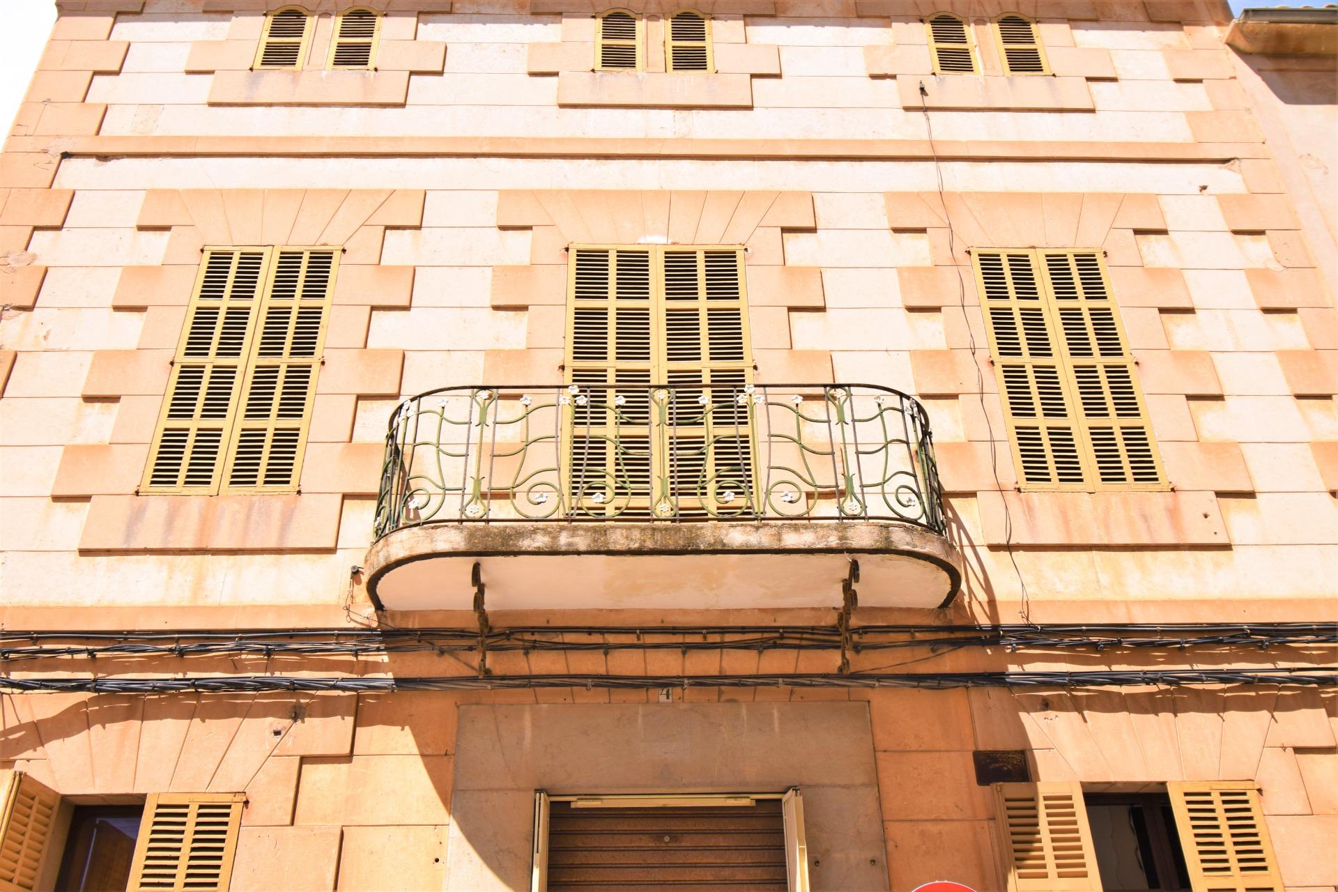 Emblematic building to refurbish with many possibilities in Muro