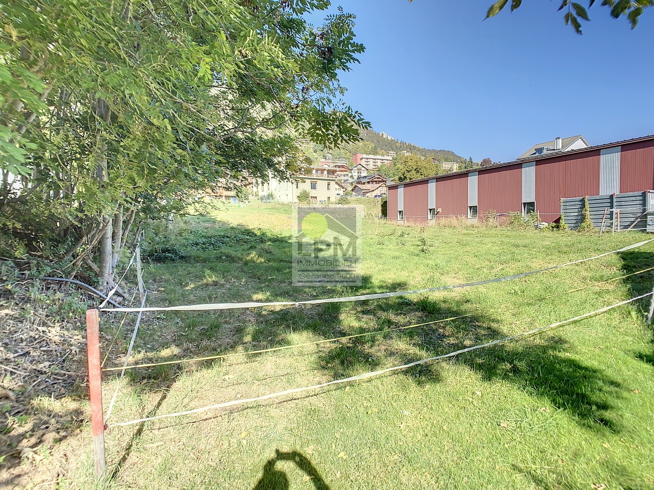 Land for sale of 691m2 in the village on the edge of the industrial zone