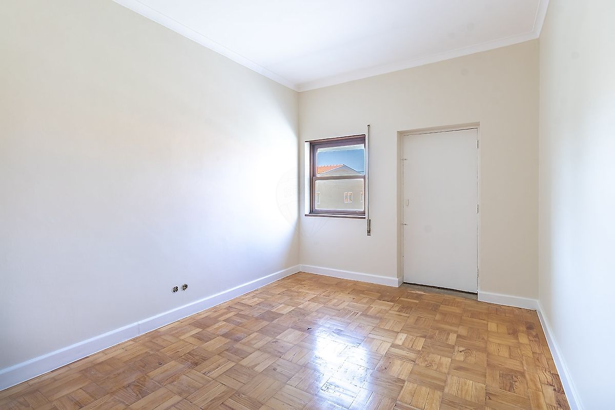 Commercial for sale in São Félix da Marinha, Portugal