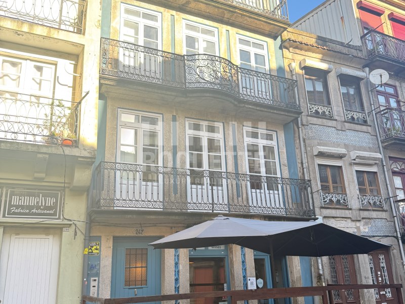 Building for sale in the historic centre, next to the Clérigos Tower