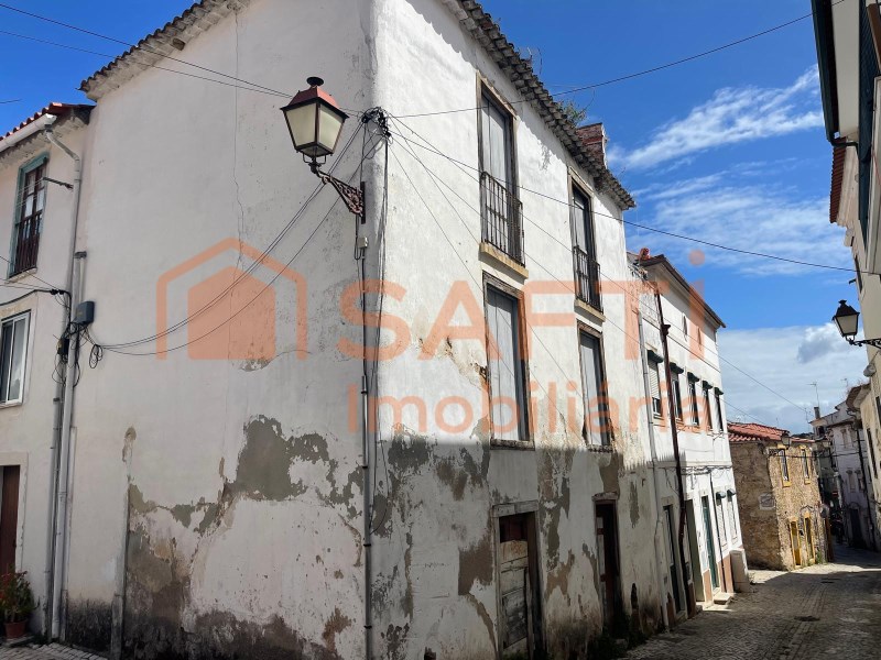 Building to recover in the centre of Torres Novas