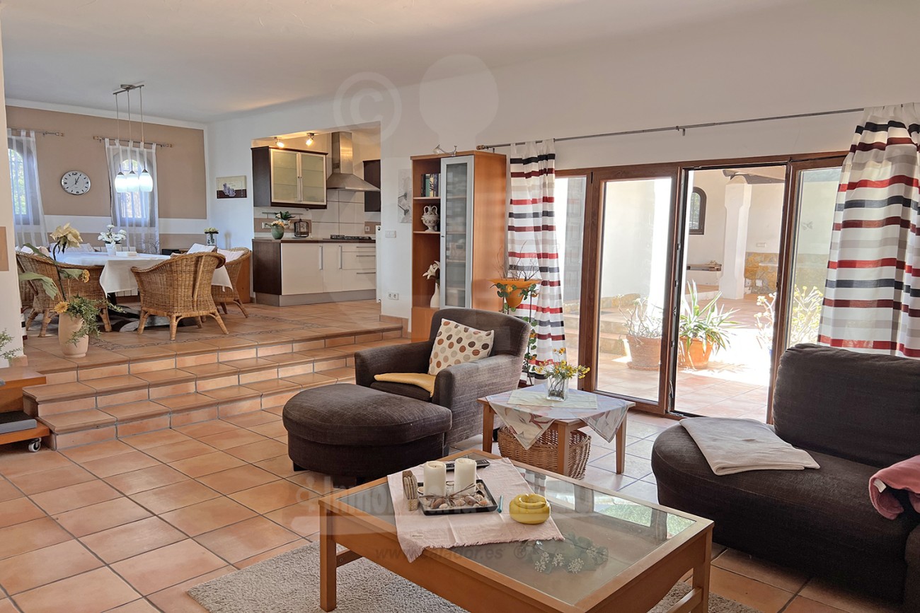 Detached villa with patio and pool in Cala Llonga