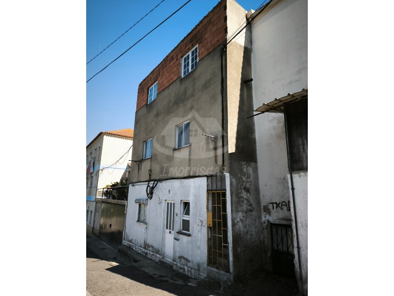 2-storey building for refurbishment in the São João neighborhood in Camarate