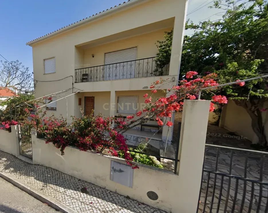 House WITHOUT A CERTIFICATE OF OCCUPANCY, with 9 rooms, on a 616 m² plot.