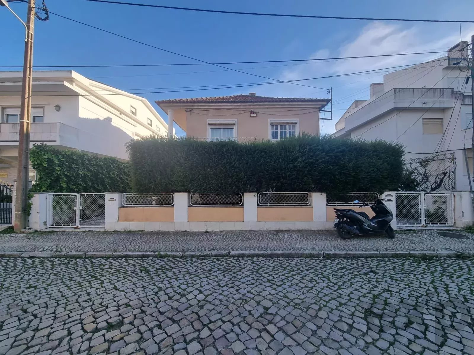 Building with 3 two-bedroom apartments, with Terrace and Garden in Costa da Caparica