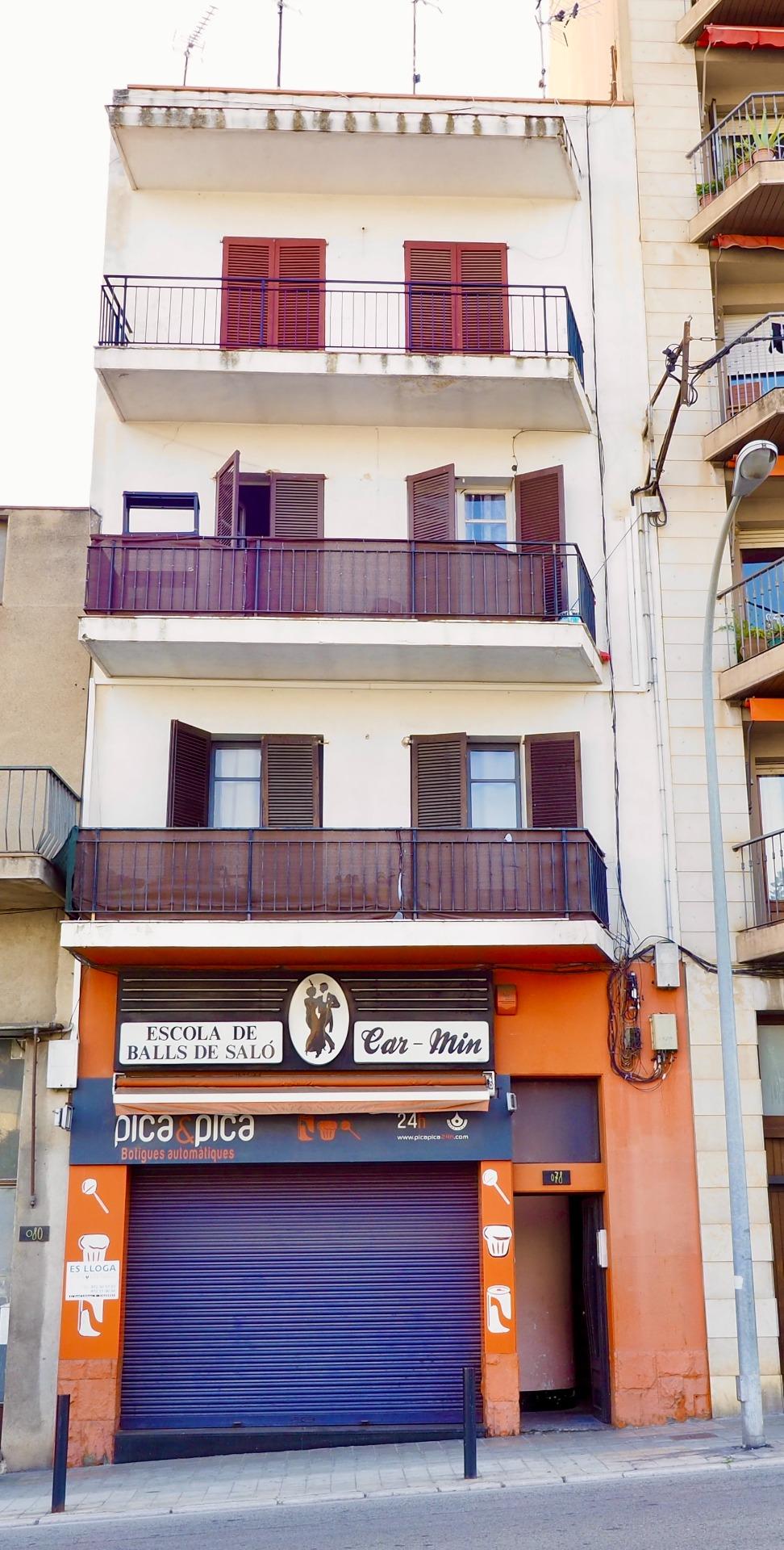 BUILDING FOR SALE - FIGUERES CENTRE (GIRONA) - WITH TENANTS