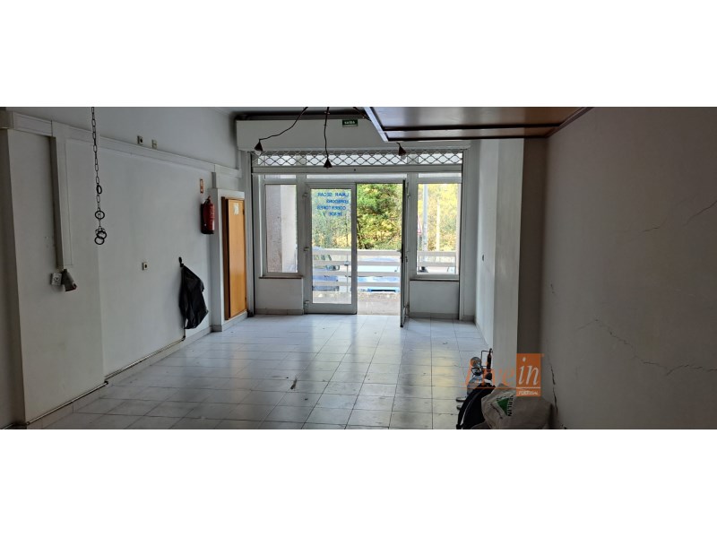 Store with 98m2 in Queluz