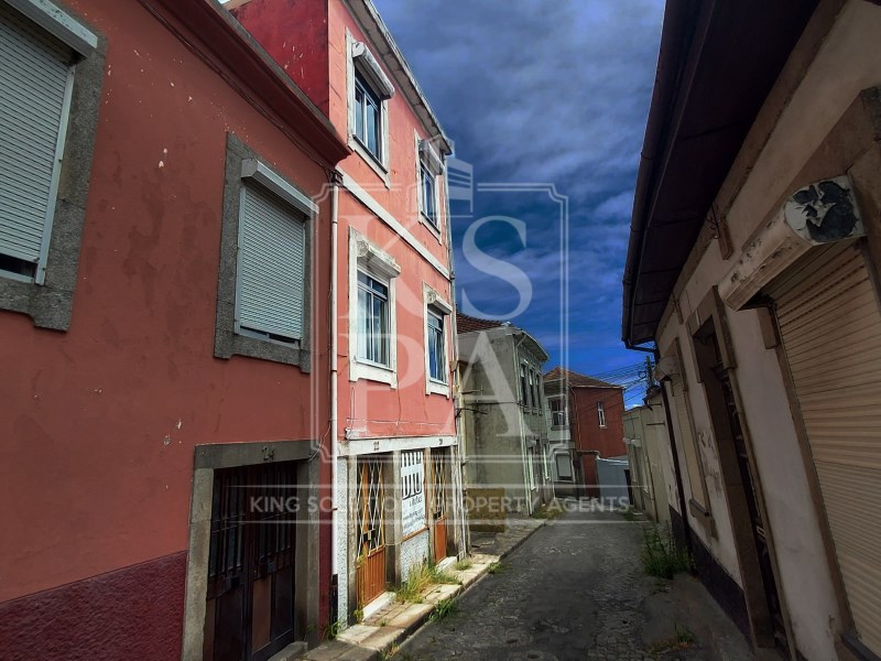 Building to recover near Campanhã station, Porto