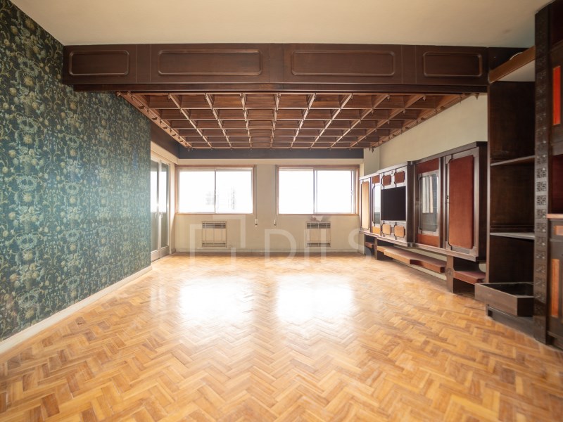 5+1 bedroom apartment for renovation, in the center of Porto