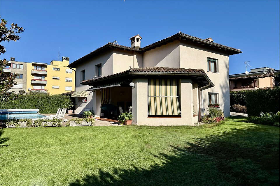 Elegante Villetta con Piscina a Caslano: Spazi Ampi e Comfort al Massimo