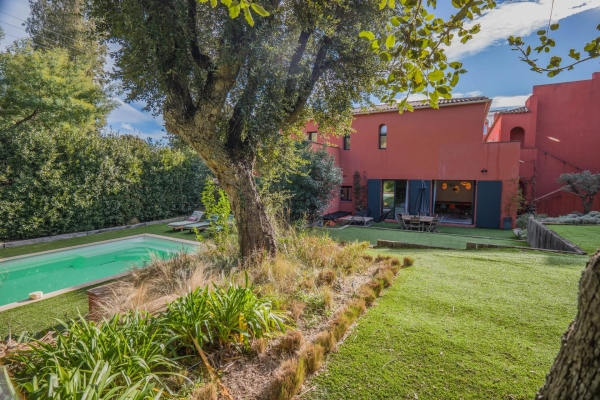 Grimaud: beach and golf course on foot