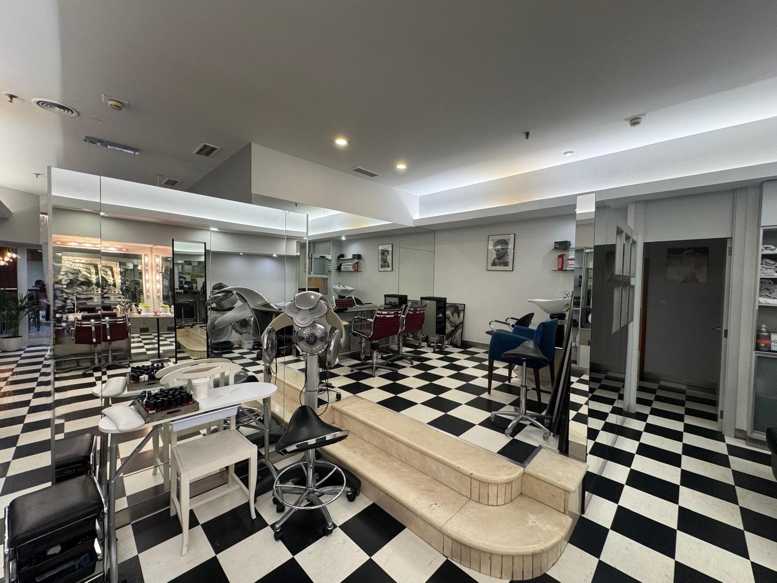 82 m2 COMMERCIAL PREMISES FOR HAIRDRESSING FOR SALE IN CUATRO CAMINOS SHOPPING CENTRE – A CORUÑA!