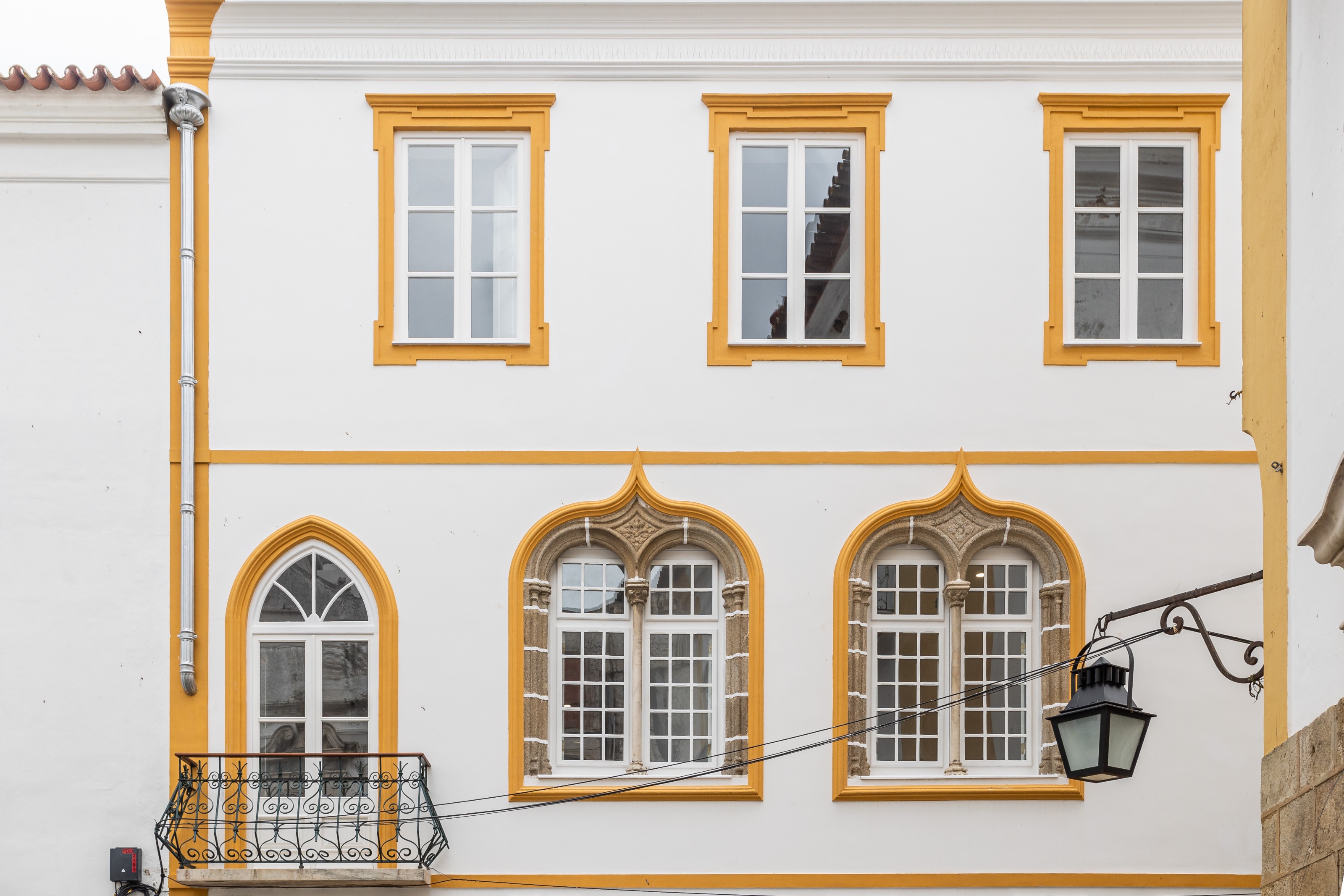 Building with two apartments and a commercial space in Évora