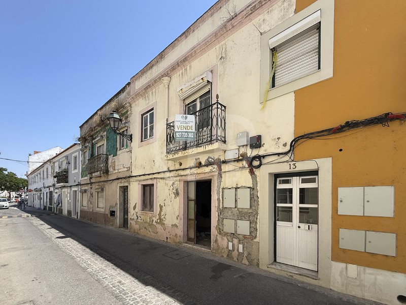 Investment Opportunity: Building in the Seixal Riverside Zone for Total Recovery with Project in Progress