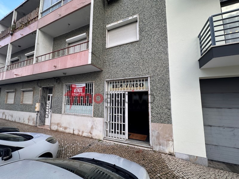 Store in the centre of Corroios with patio