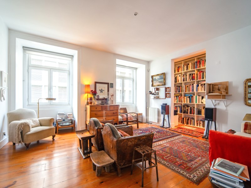 4-Bedroom Apartment in a Historic Pombaline Building