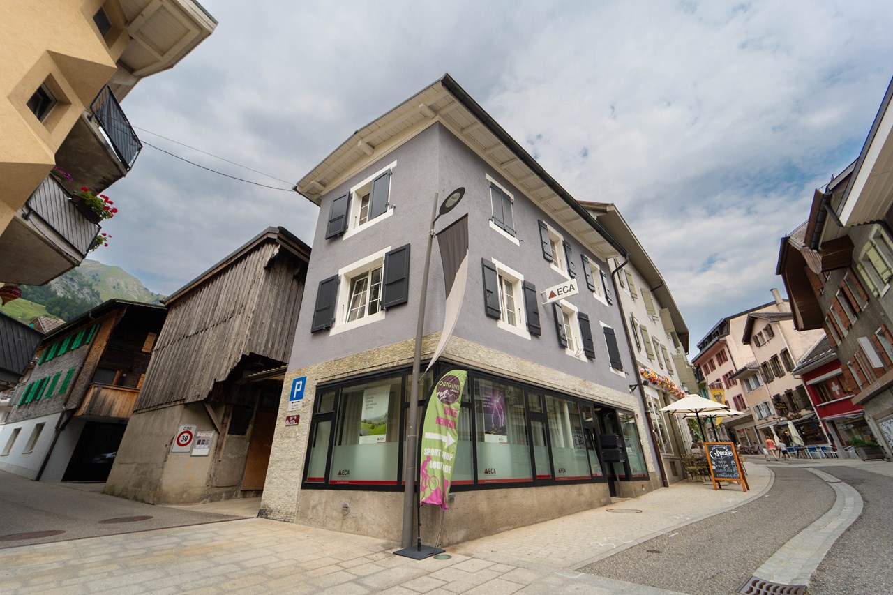 Mixed-use village building located in the heart of Château-d'?x (VD)