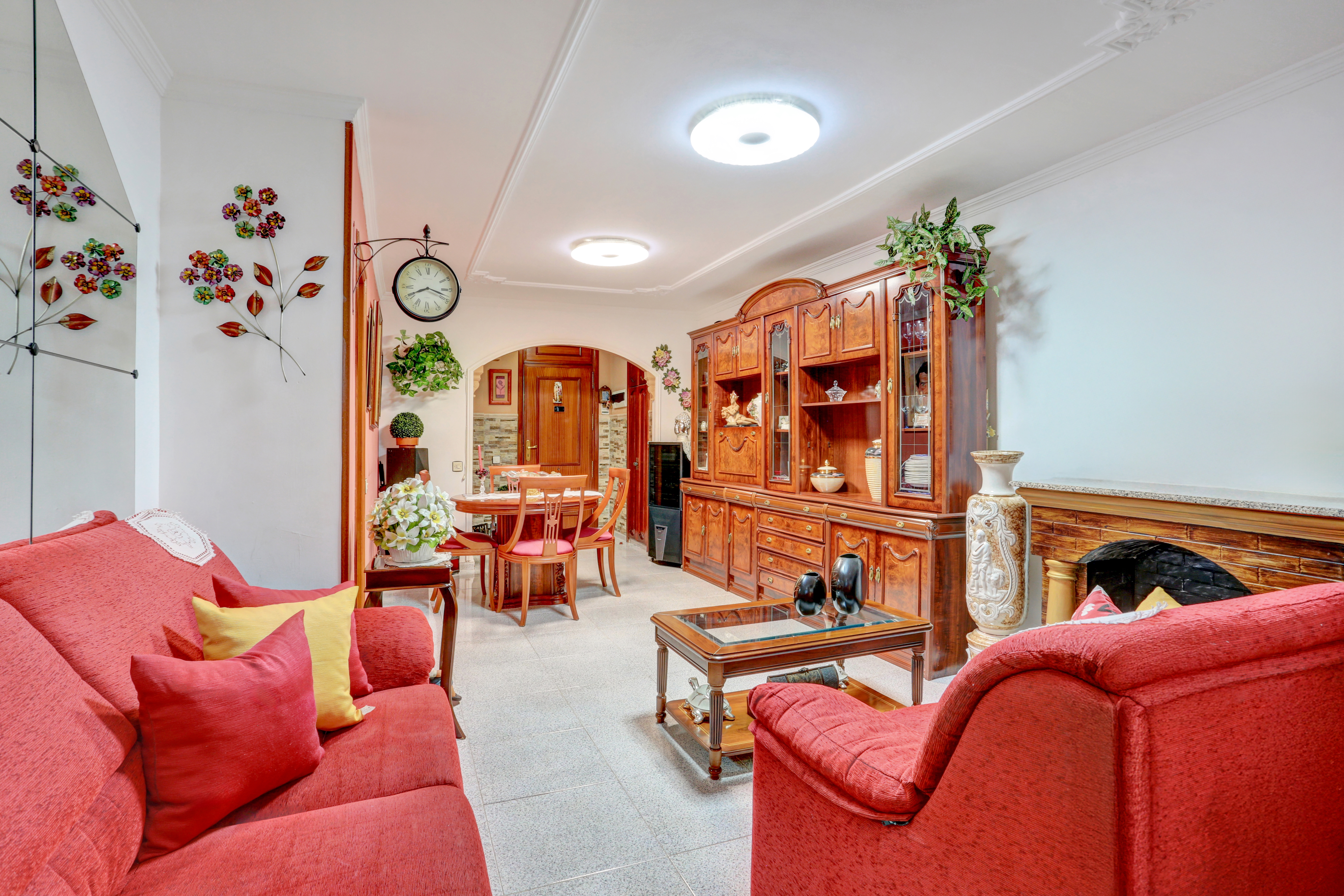 Three-bedroom second-floor apartment in a well-connected residential area near Carretera del Centro